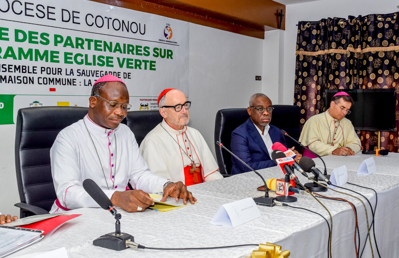 Table ronde de l'église verte, LA CROIXAfrica