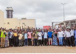 Photo de famille des nouveaux bacheliers et étudiants visitant un des compartiments de la Centrale thermique de Maria-Gléta 2